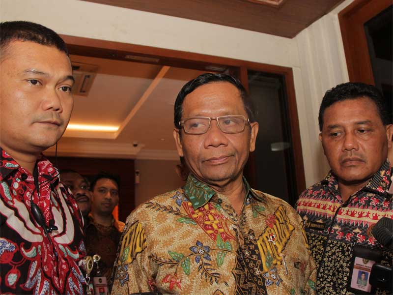 Menko Polhukam Mahfud MD (tengah) berbicara kepada jurnalis seusai menggelar rapat yang membahas perkembangan isu di Papua dan Papua Barat.