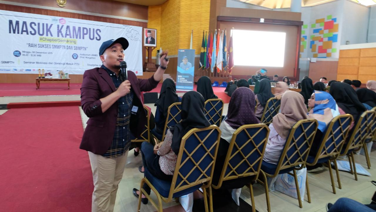 Motivator milenial Indra Sugiarto menginspirasi orang bukan sekedar perkara merangkai kata-kata mutiara. 