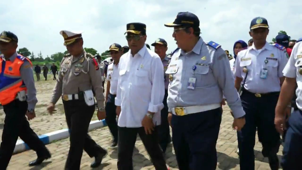 Menhub Budi Karya Sumadi meninjau  Posko Terpadu Operasi Lilin 2019, di Cikopo, Purwakarta, Jabar, Senin (30/12/2019)