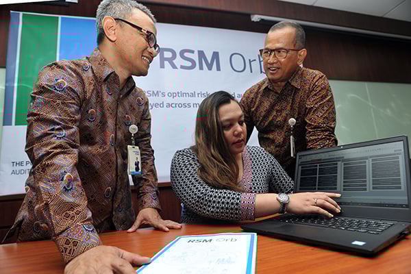 Managing Partner Audit RSM Indonesia Dedy Sukrisnadi (kiri)
