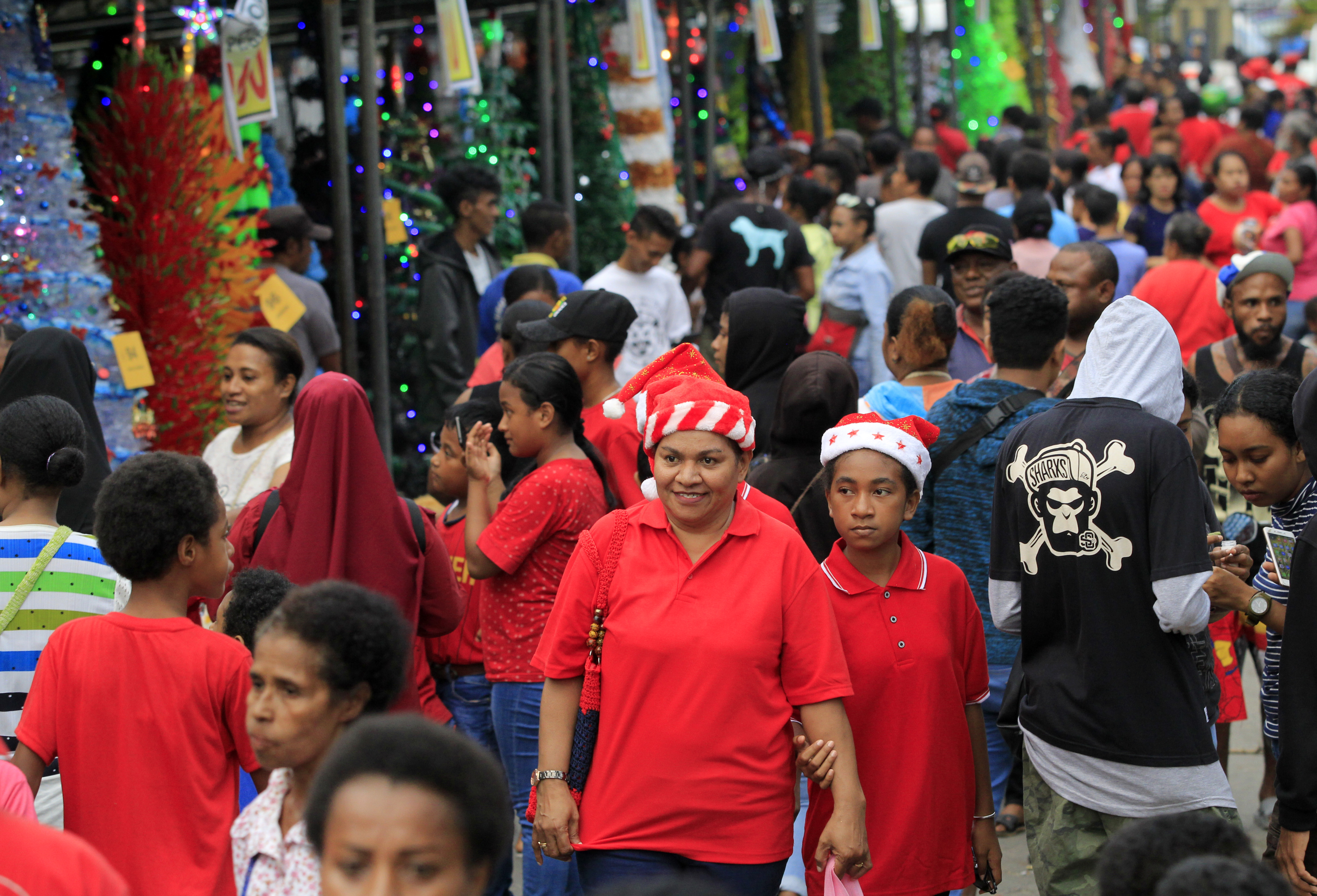 Suasana di Kota Jayapura, Papua menjelang Natal. Banyak pohon Natal terbuat dari bahan daur ulang dijual di Taman Imbi, Jayapura, Papua.