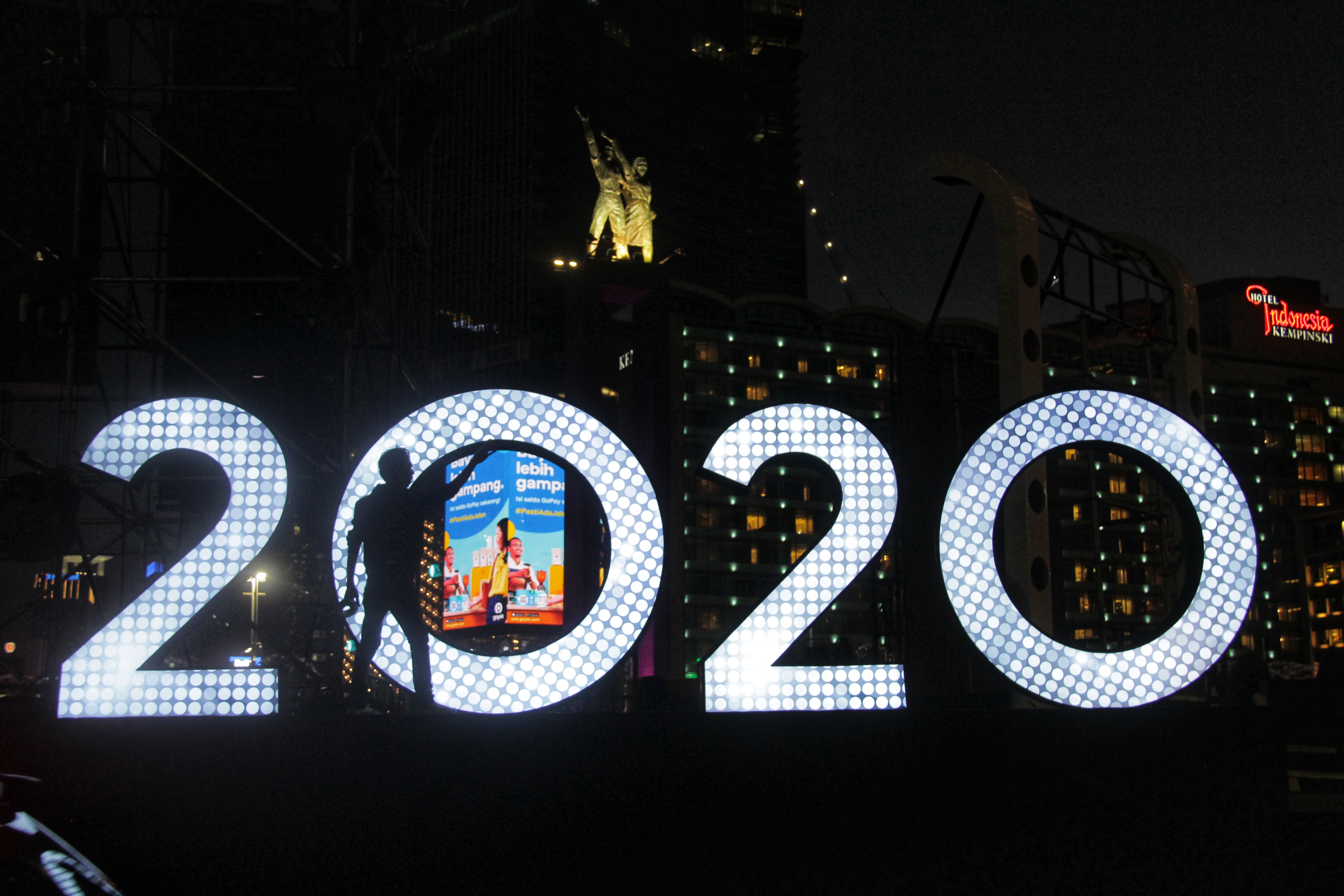 Pekerja tengah menyelesaikan proyek panggung hiburan menyambut tahun baru 2020 di Bunderan HI, Jakarta Pusat, Minggu (29/12).