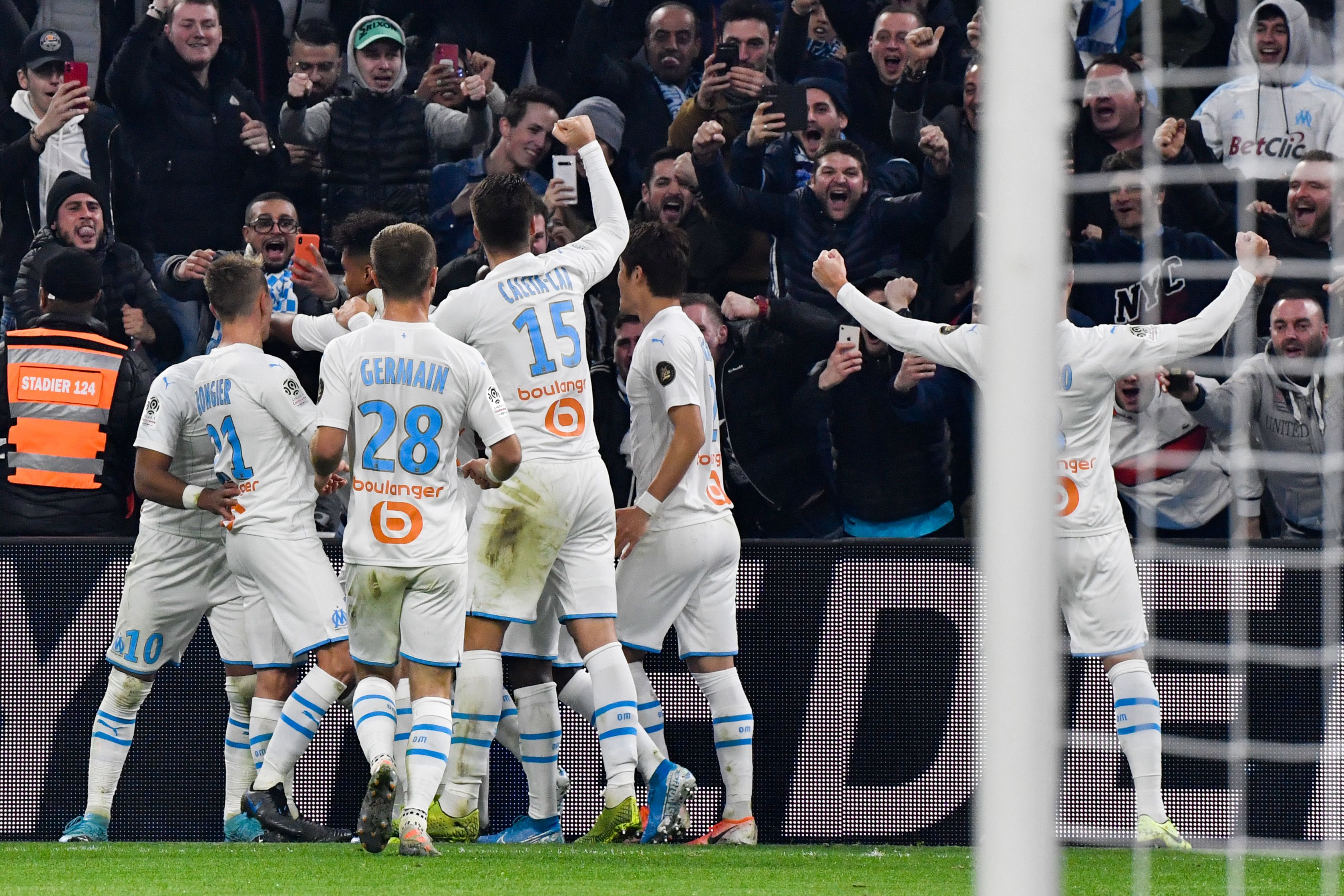 Para pemain Marseille melakukan selebrasi usai menjebol gawang Bordeaux