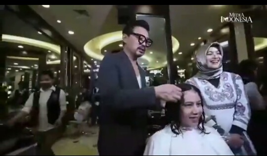 Chandra Gupta melakukan make over gratis kepada dua ibu rumah tangga sebagai kado pertingatan Hari Ibu Nasional 2019. 