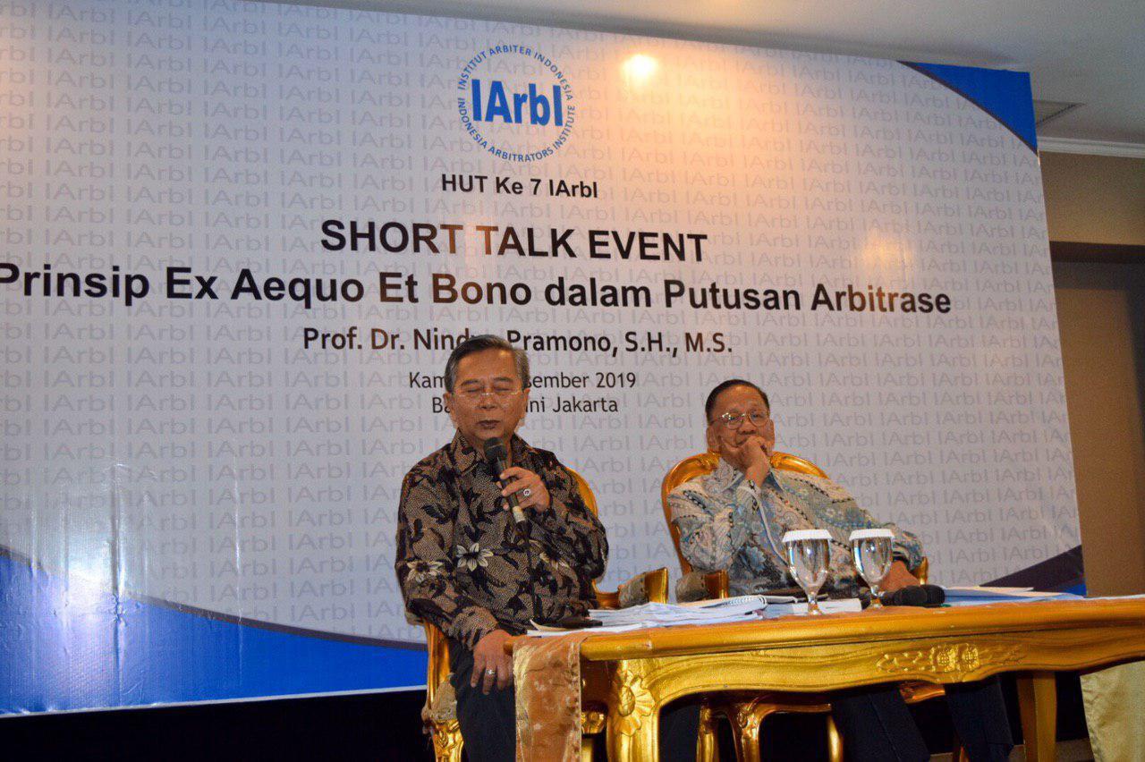 (Dari kiri) Arbiter Senior Badan Arbitrase Nasional Indonesia (BANI) Nindyo Pramono, Ketua IArbI, Agus G Kartasasmita saat memaparkan materi