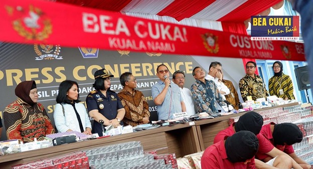 Kepala Kantor Wilayah Bea Cukai Sumut, Oza Olavia mengungkapkan penyelundupan dilakukan dengan modus barang kiriman melalui Kantor Pos.