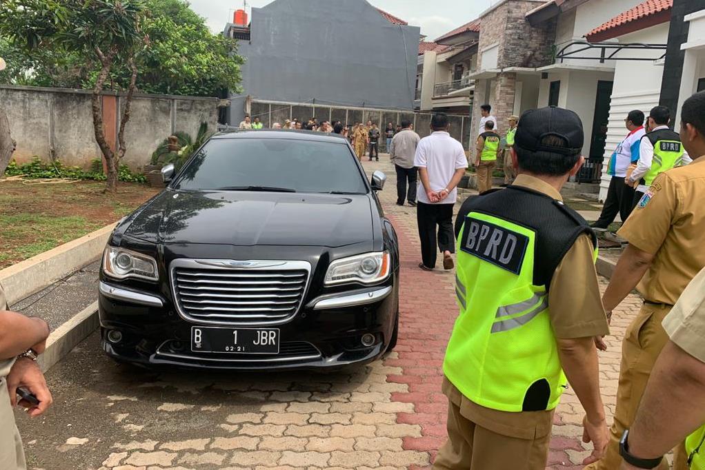 Chrysler 300 C milik warga Jakarta Timur yang menunggak pajak. 