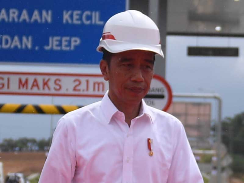 Presiden Joko Widodo saat meresmikan Jalan Tol Balikpapan-Samarinda seksi 2,3 dan 4 di Samboja, Kutai Kartanegara, Kalimantan Timur.