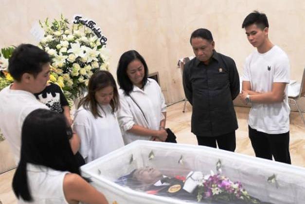 Menpora Zainudin (kedua dari kanan) melayat ayah atlet wushu Edgar Xavier Marvelo di Rumah Duka Grand Heaven, Rabu (4/12).