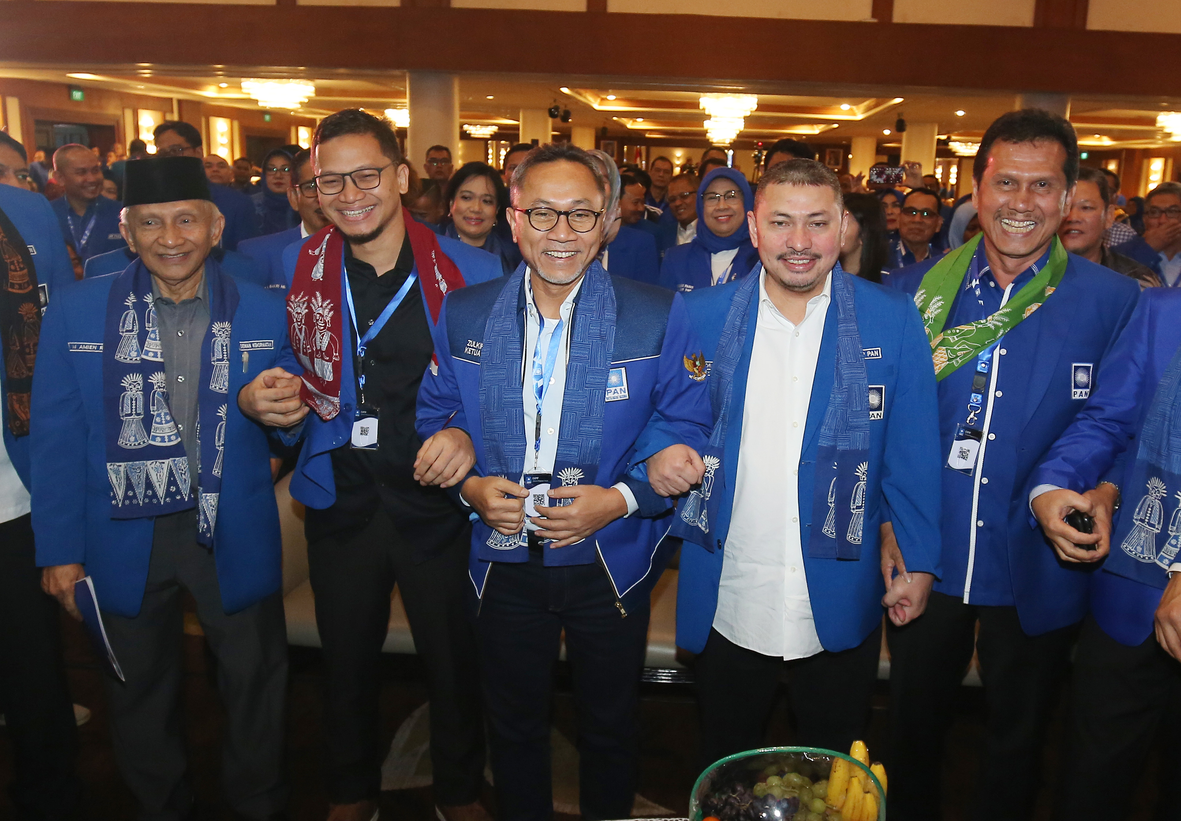 Ketua Umum Partai PAN Zulkifli Hasan (tengah) dan pendiri partai Amien Rais (paling kiri) menghadiri Rakernas PAN V di Jakarta, Sabtu (7/12)