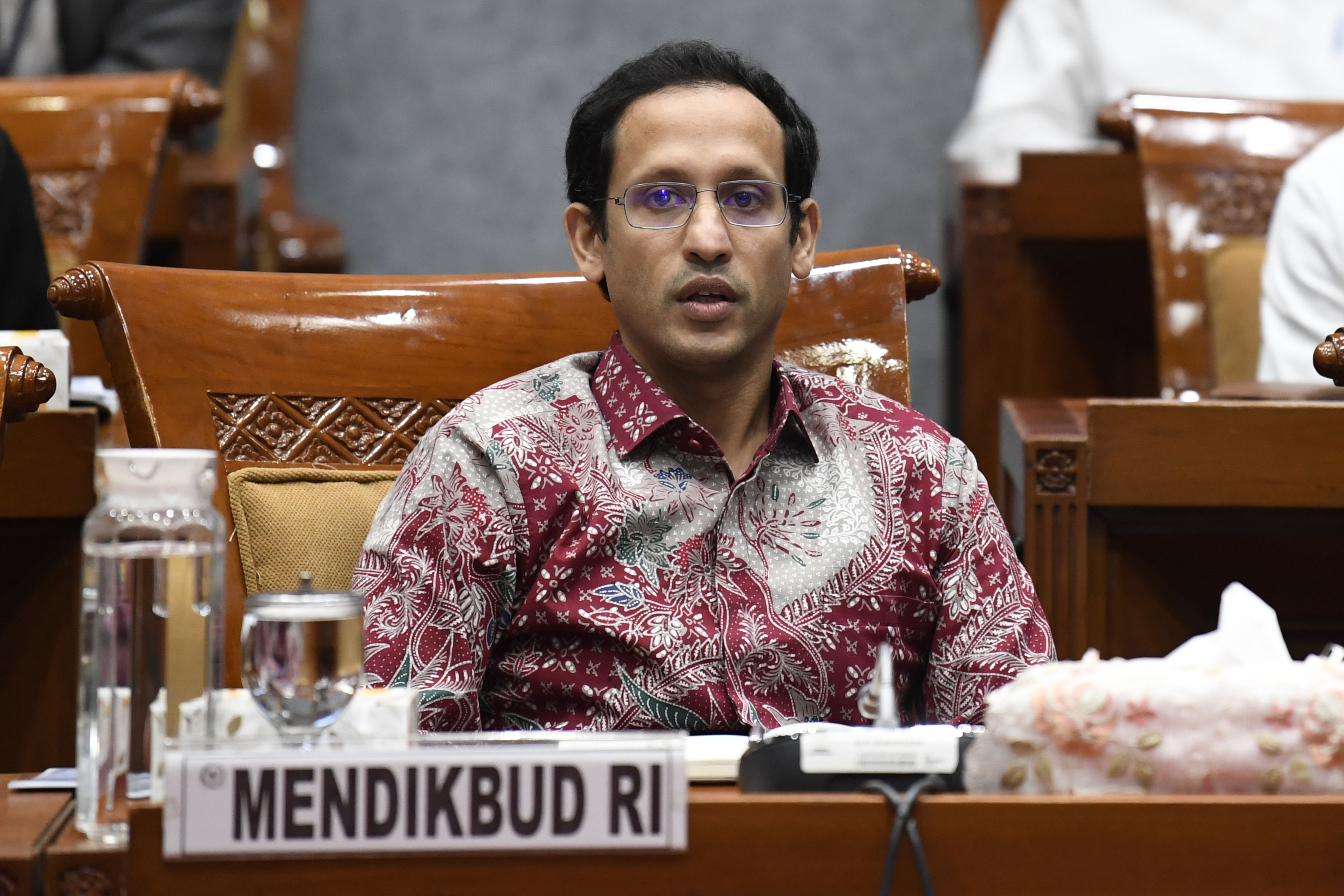 Menteri Pendidikan dan Kebudayaan Nadiem Makarim mengikuti rapat kerja dengan Komisi X DPR di Kompleks Parlemen, Jakarta, Kamis (12/12)