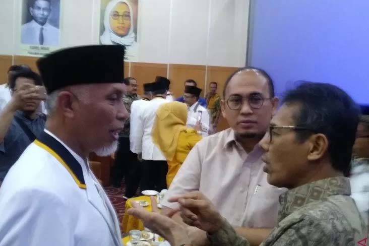 Gubernur Sumbar Irwan Prayitno (kanan), Wali Kota Padang Mahyeldi (kiri) dan Ketua Gerindra Sumbar Andre Rosiade di Padang, Sabtu (21/12).