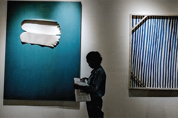 Pengunjung tengah mengamati karya coretan ala Ugo Untoro lewat telapak-telapak kaki itu