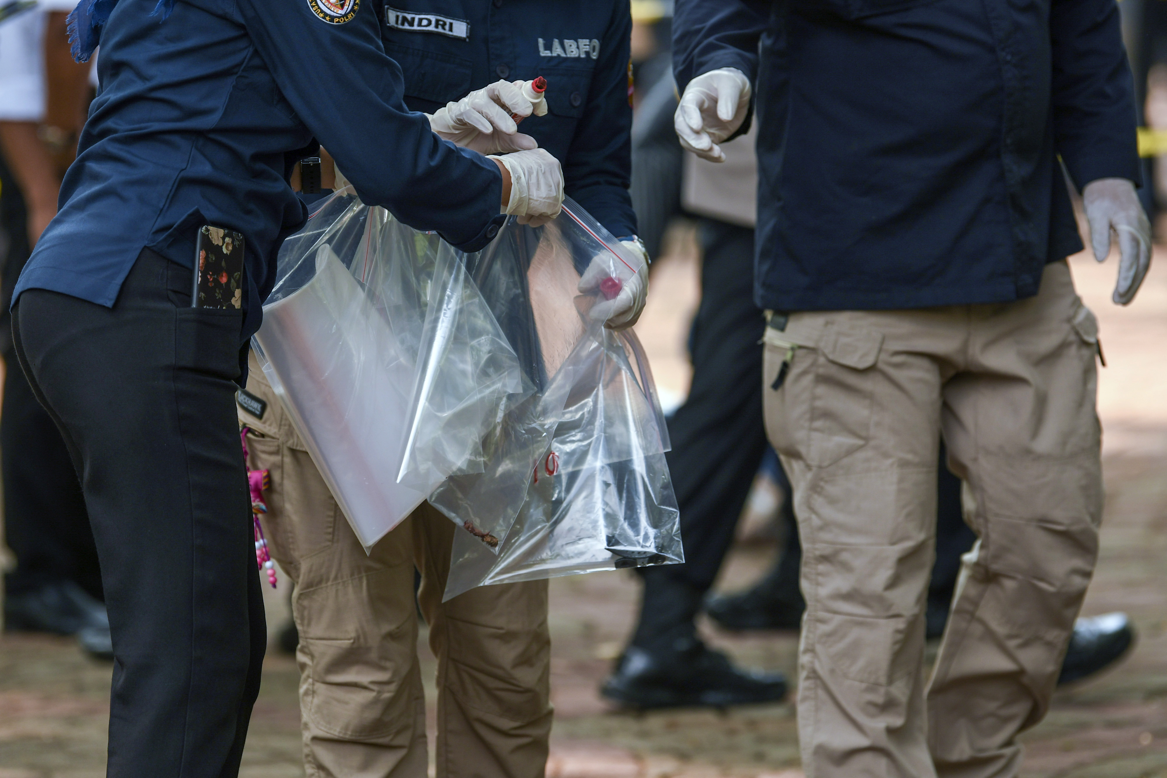 Anggota Labfor Mabes Polri mengumpulkan barang bukti di TKP ledakan di kawasan Monas, Jakarta, Selasa (3/12/2019).