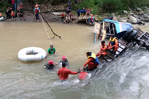 Proses pencarian korban bus Sriwijaya yang masuk ke jurang di Pagaralam.