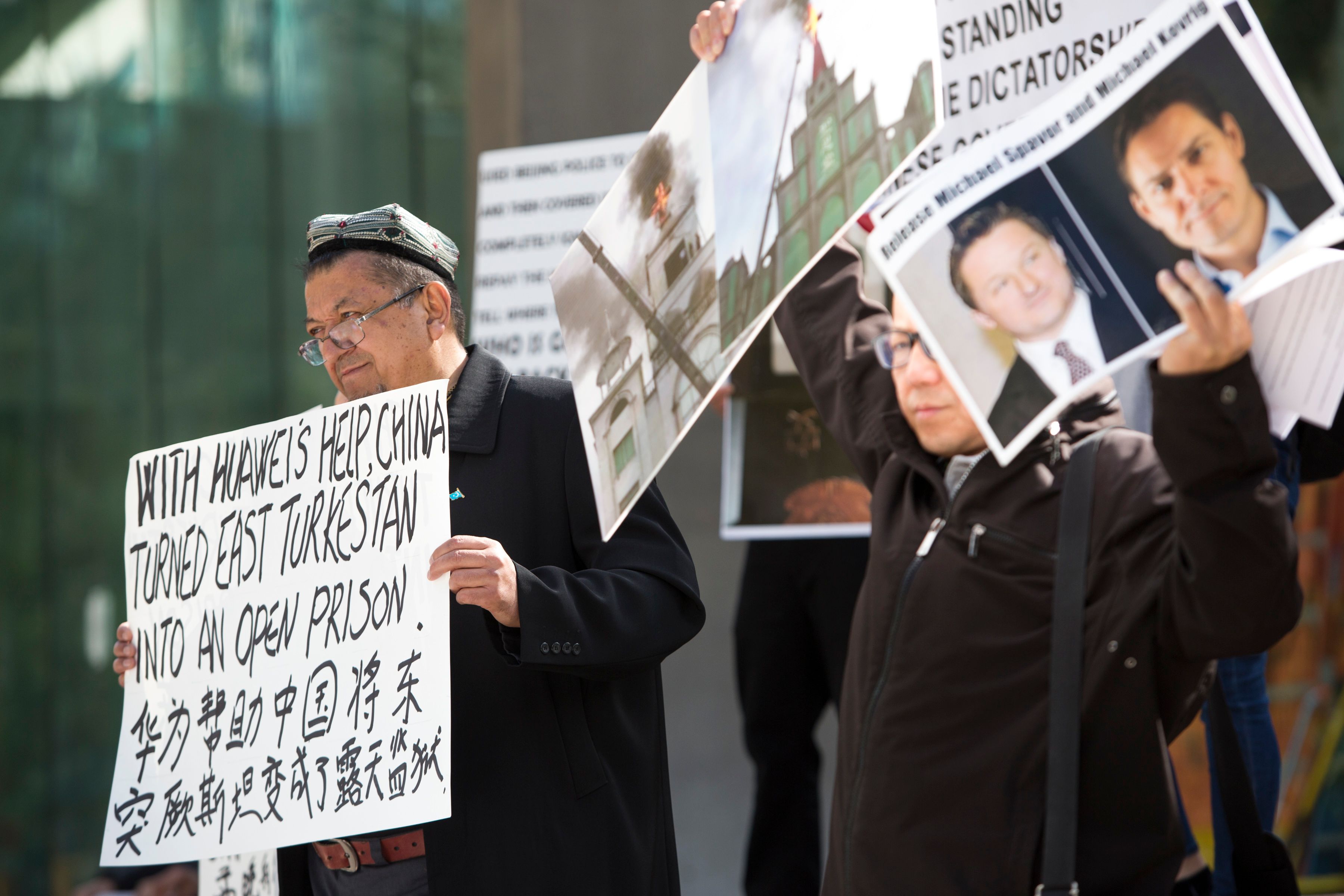  Para aktivis Uighur berunjuk rasa memprotes tindakan pemerintah Tiongkok di depan Gedung Pengadilan, Vancouver, Kanada. 