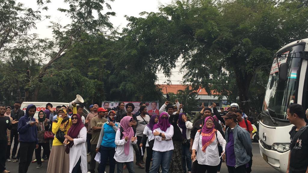 Warga berdemo di depan DPRD Kota Bekasi soal KS-NIK