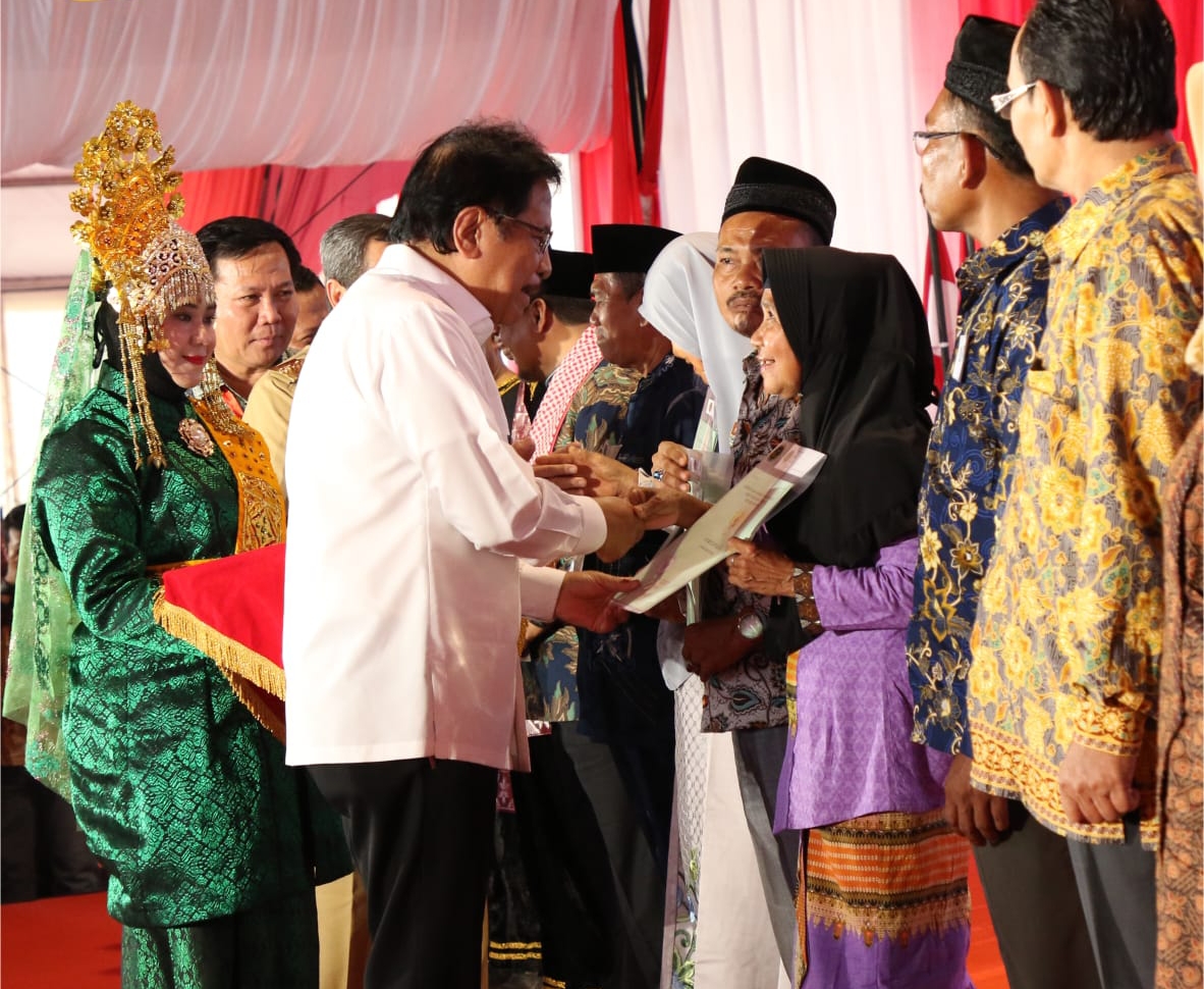 Menteri Agraria dan Tata Ruang (ATR)/Badan Pertanahan Nasional (BPN) Sofyan Djalil (baju putih).