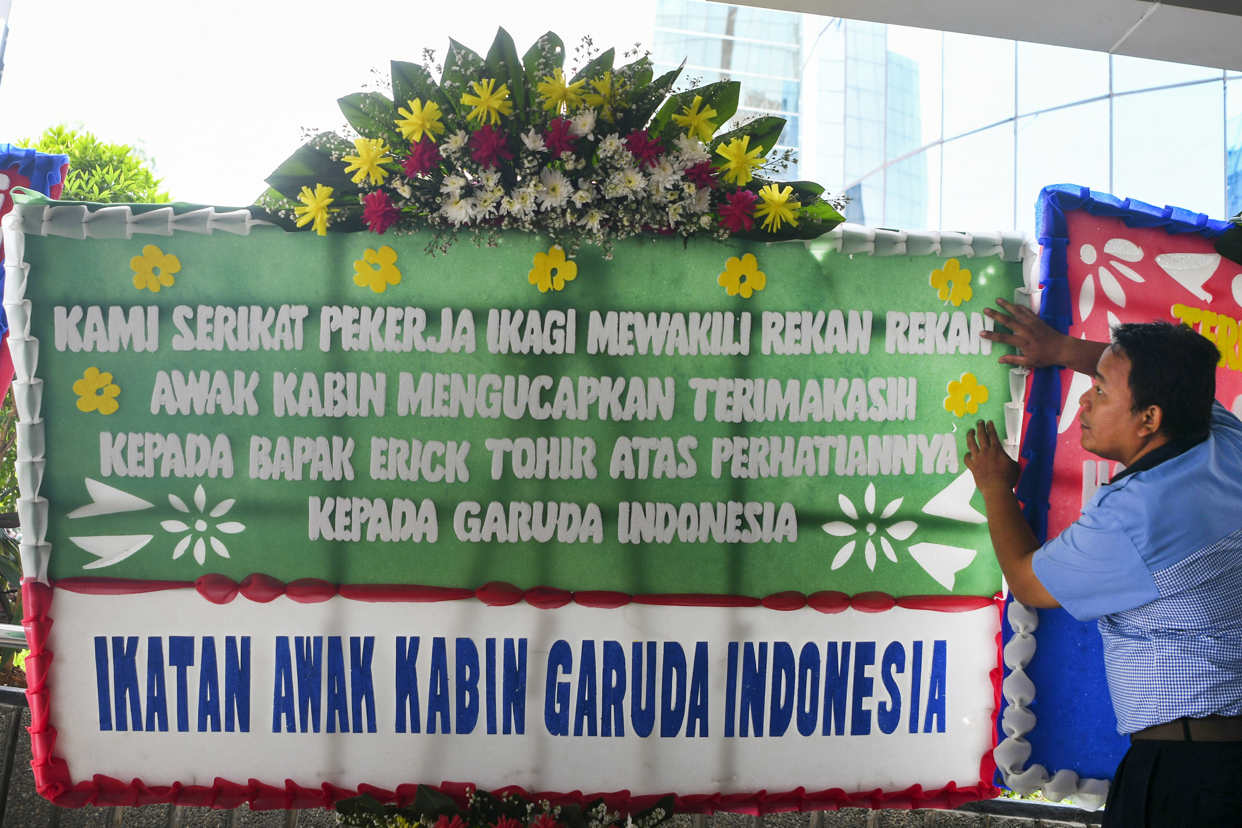 Karangan bunga dari Ikagi menyikapi pencopotan Direktur Utama Garuda Indonesia Ari Ashkara