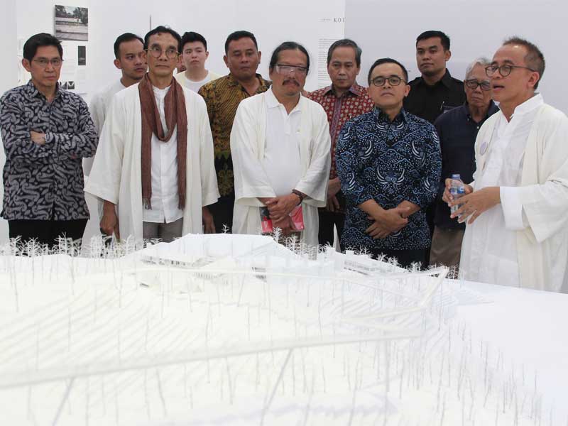 Andra Matin (kanan) memperlihatkan karyanya kepada Bupati Banyuwangi Azwar Anas pada pembukaan pameran bertajuk 