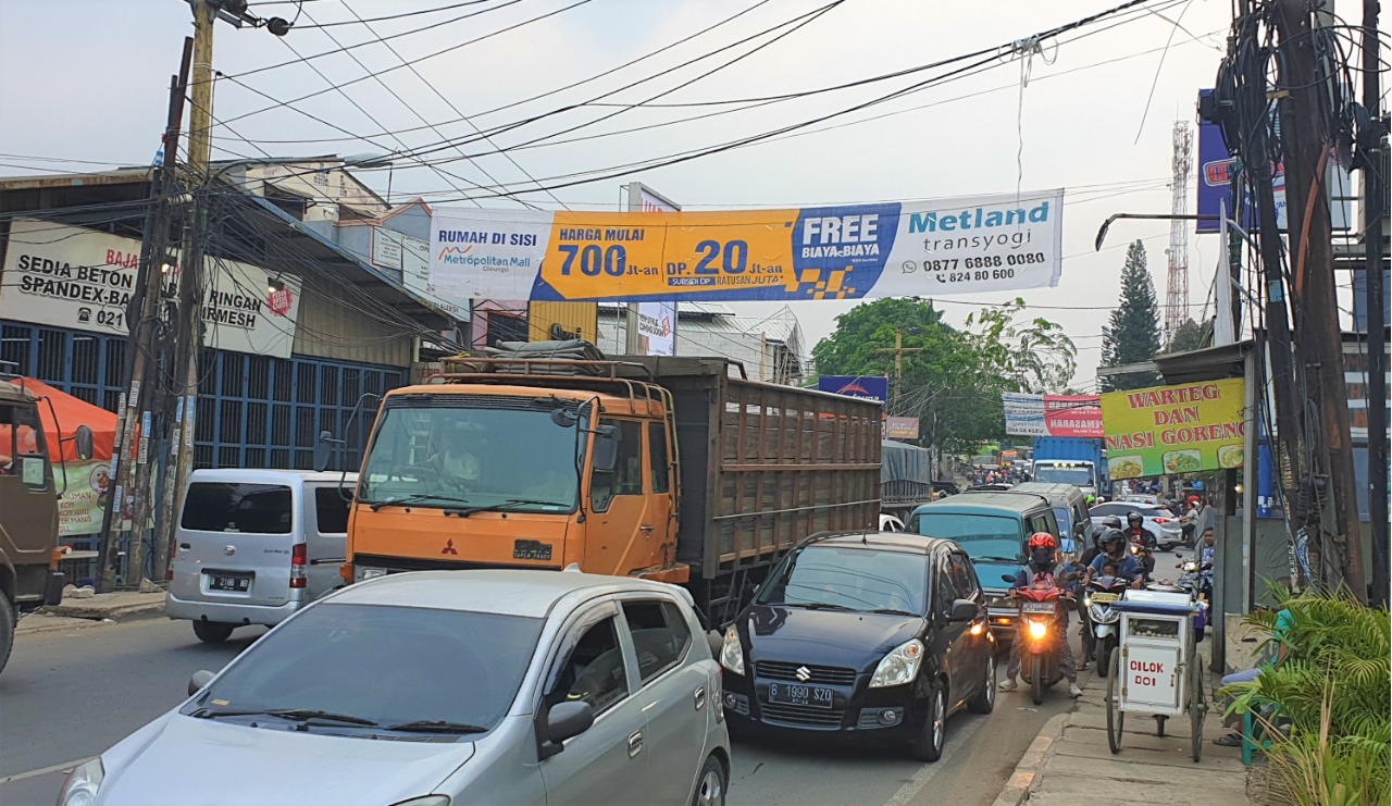 Kemacetan parah terjadi di jalur Transyogi yang menghubungkan Jonggol-Cileungsi-Cibubur sehari-sehari, terutama pada jam kerja.