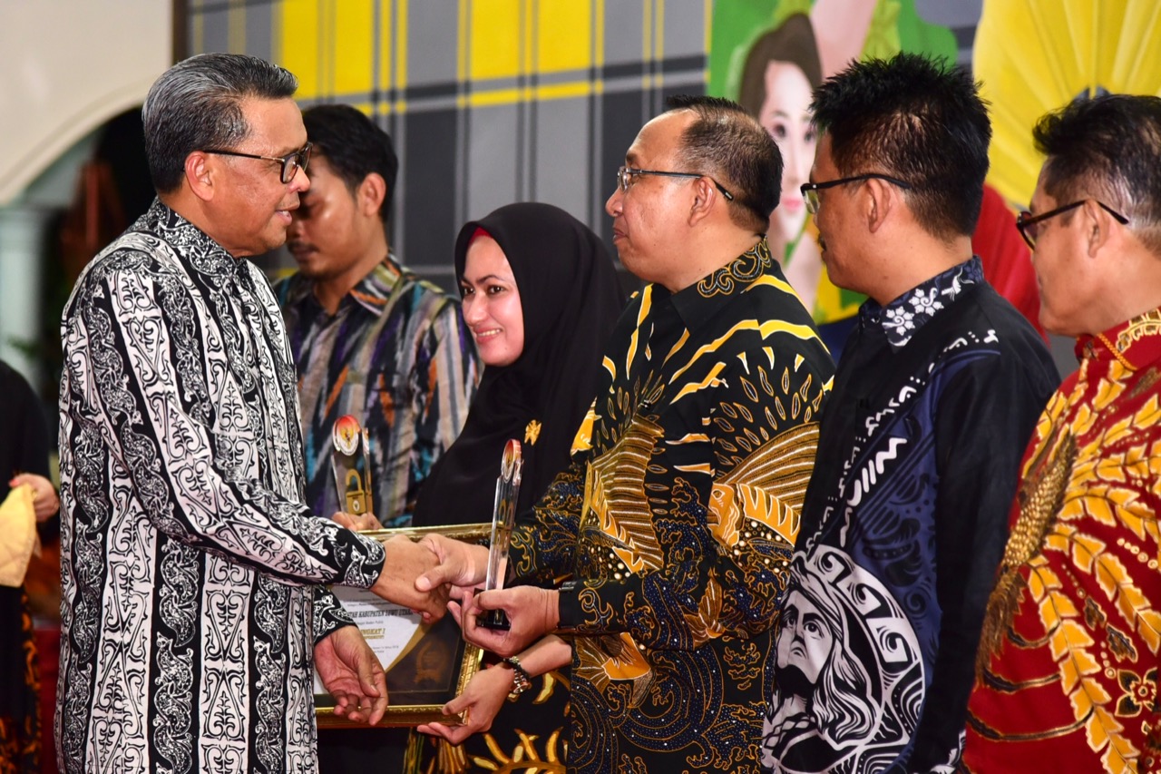 Gubernur Sulsel Nurdin Abdullah memberikan penghargaan untuk Kabupaten Luwu Utara sebagai terbaik dalam keterbukaan informasi publik. 