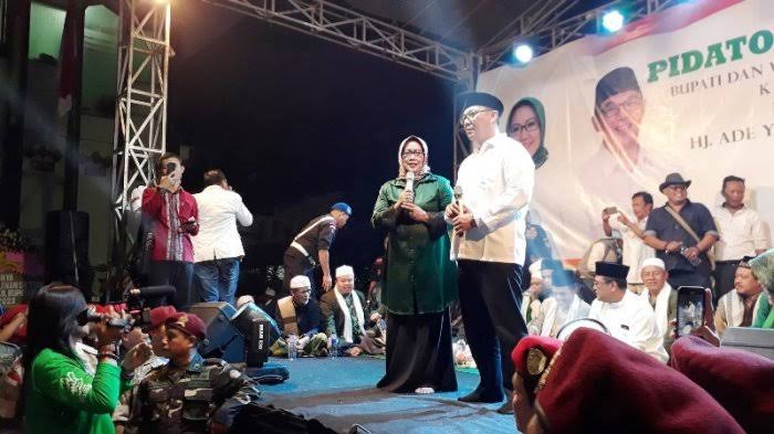 Bupati Bogor Ade Yasin (berkerundung) saat menghadiri satu acara di Bogor. 