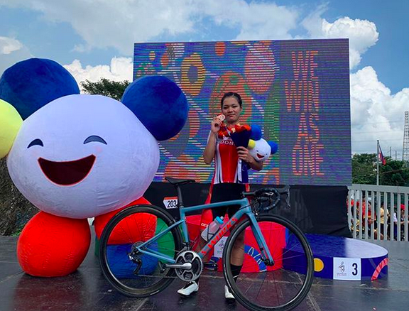 Ayustina Delia Priatna, peraih medali perunggu nomor individual road race SEA Games 2019.