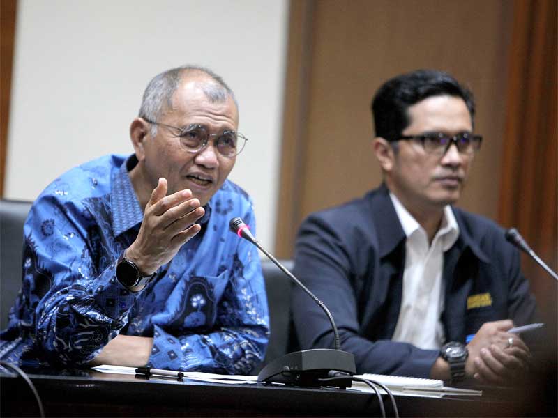 Ketua Komisi Pemberantasan Korupsi (KPK) Agus Rahardjo (kiri) didampingi Juru Bicara KPK Febri Diansyah.