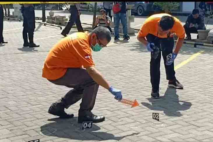 Anggota Polres Majalengka saat melakukan olah TKP kasus penembakan, Rabu (12/11). 