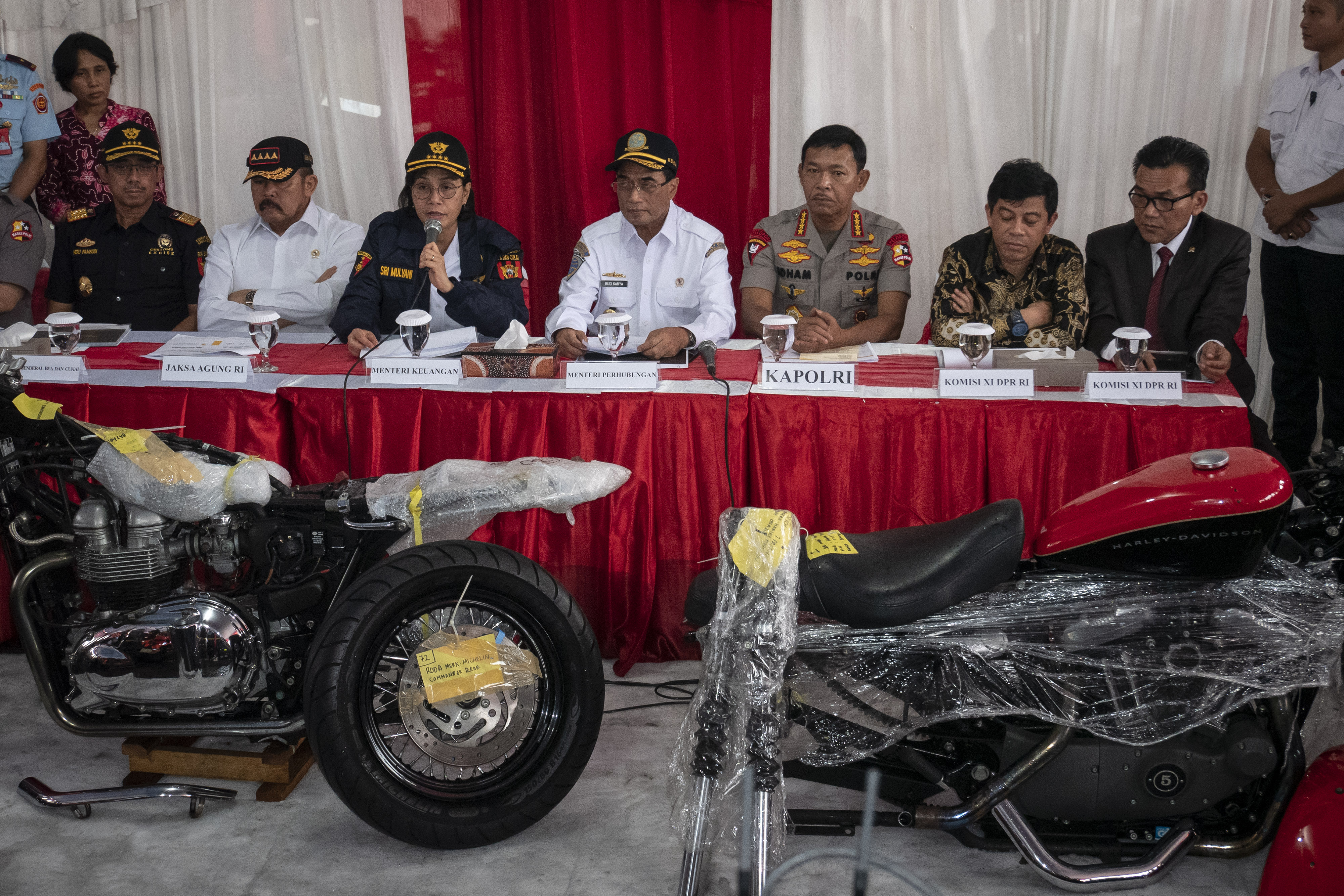 Menteri Perhubungan Budi Karya Sumadi (tengah) saat rilis penyelundupan mobil dan motor mewah di Terminal Peti Kemas Tanjung Priok.