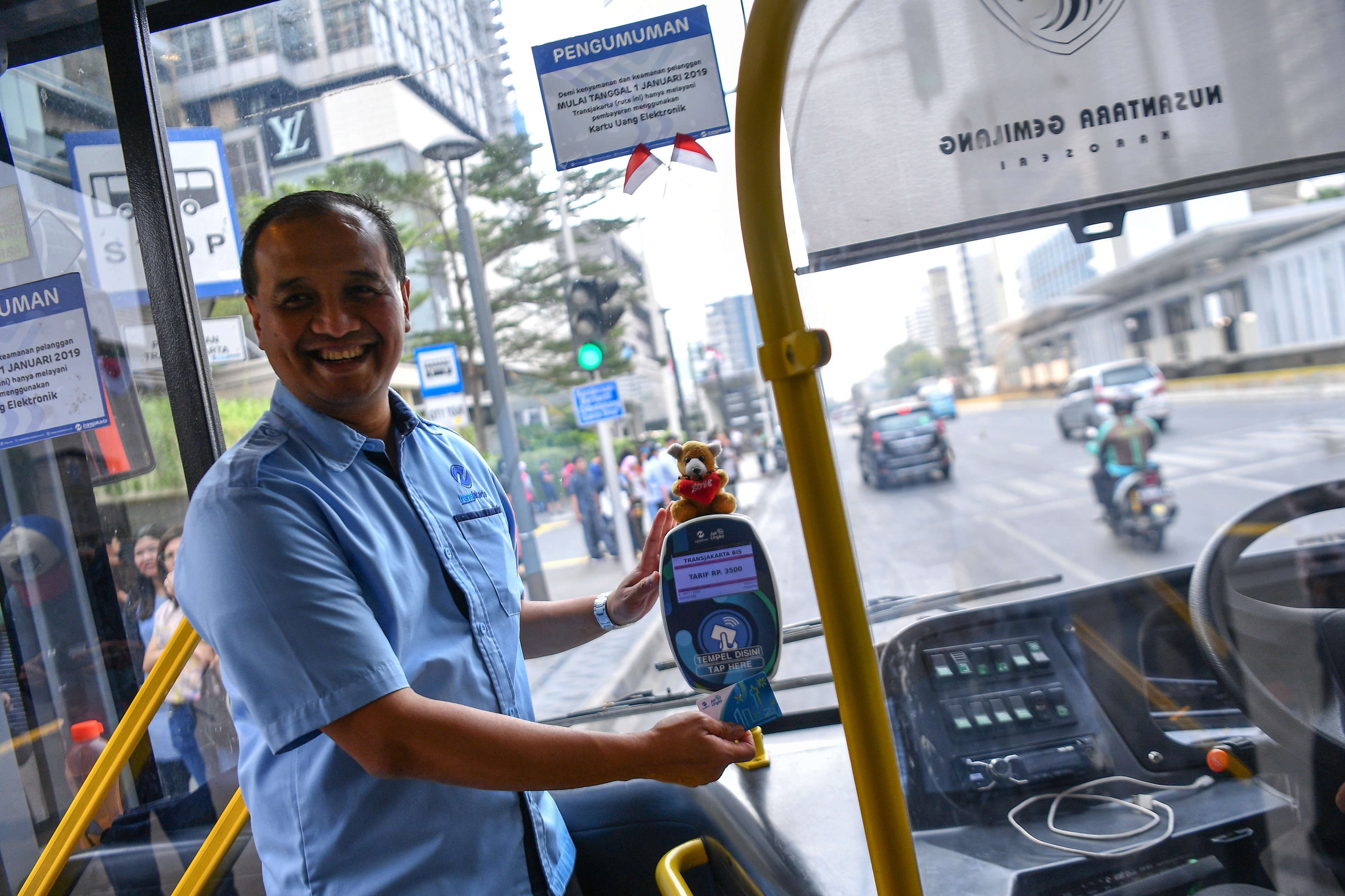 Direktur Utama PT Transportasi Jakarta (Trans-Jakarta) Agung Wicaksono mencoba penggunaan alat pembayaran Tap On Bus (TOB).