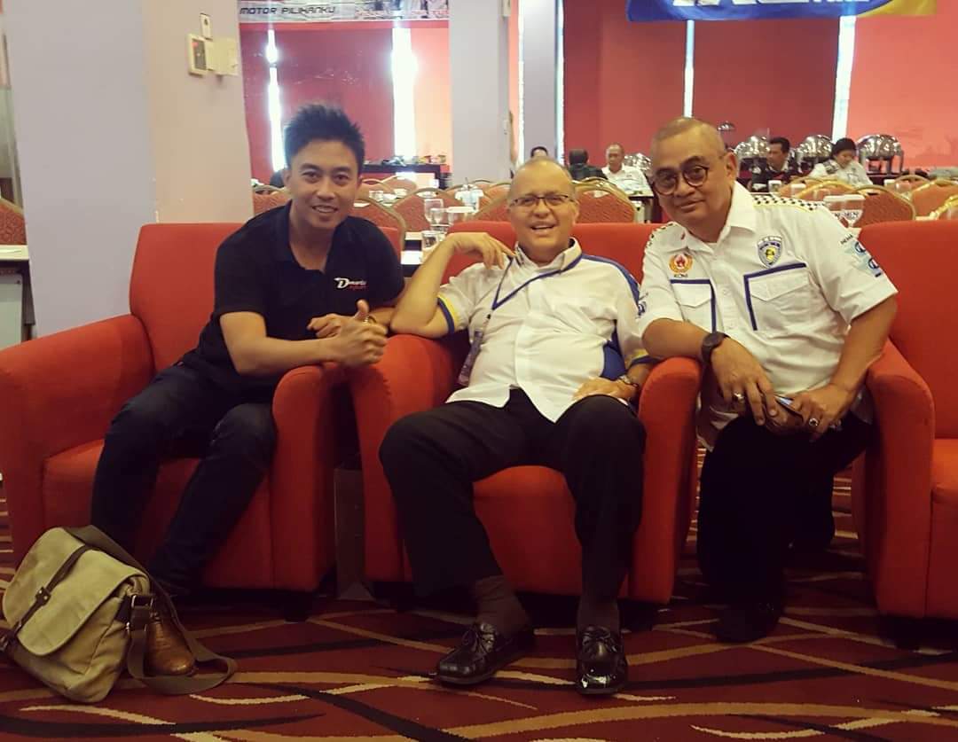 Deny Wajonk bersama Helmy Sungkar