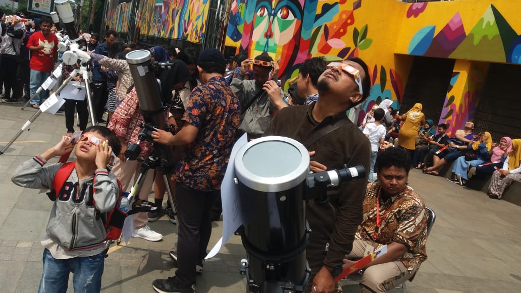 Ratusan warga memadati Planetarium Jakarta untuk menyaksikan fenomena alam gerhana matahari cincin, Kamis (26/12/2019).