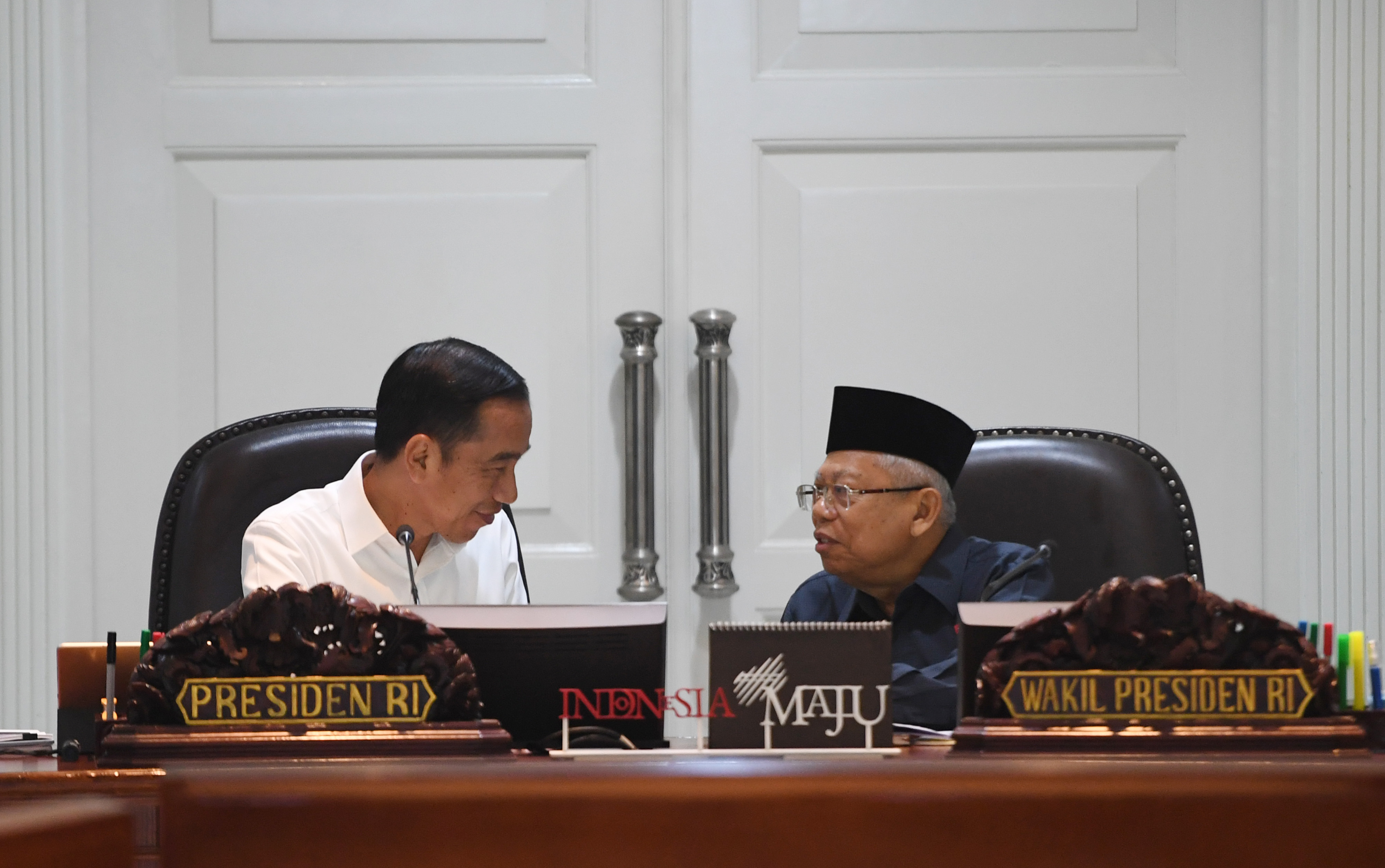 Presiden memimpin rapat kabinet terbatas soal selerasi implementasi program perindustrian dan perdagangan