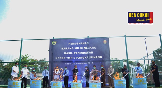 Bea Cukai Pangkalpinang melakukan pemusnahan jutaan barang milik negara (BMN) hasil penindakan selama periode 2018-2019, pada Rabu (20/11).