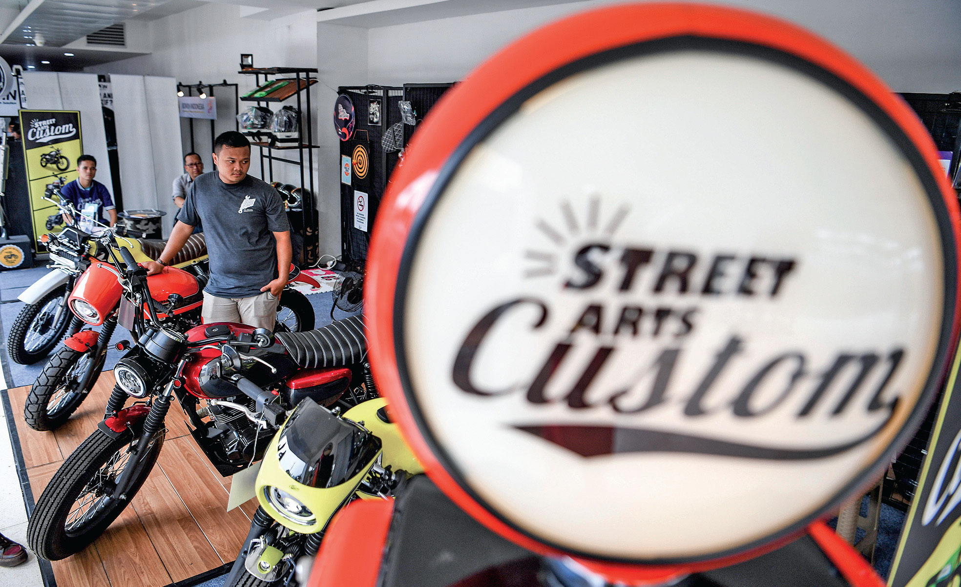 MODIFIKASI: Pengunjung melihat beragam sepeda motor modifi kasi saat pameran IIMS Motobike Expo 2019 di Istora Senayan, Jakarta, 