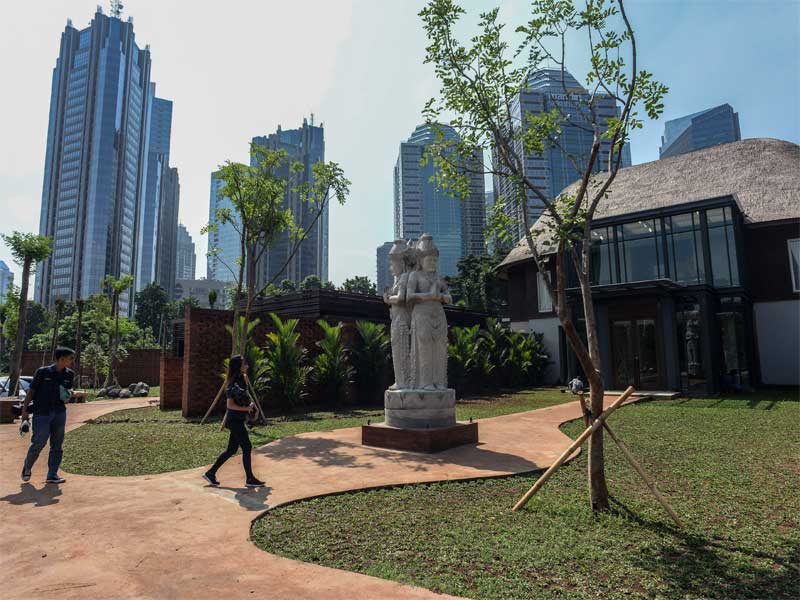 Dua wartawan berjalan di Hutan Kota Plataran, kompleks Gelora Bung Karno (GBK), Rabu (18/12/19). 