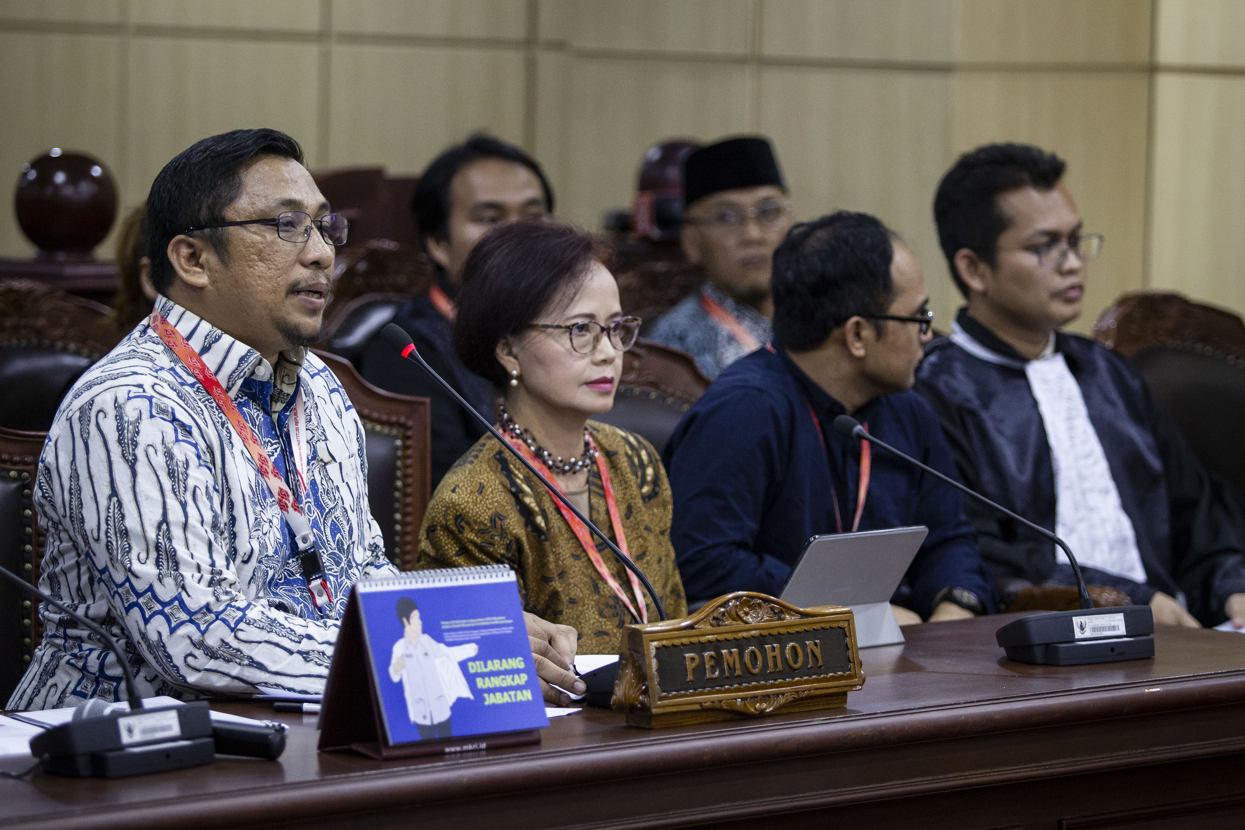 Kuasa Hukum Pemohon Feri Amsari (kiri) mengikuti sidang pengujian formil atas UU KPK