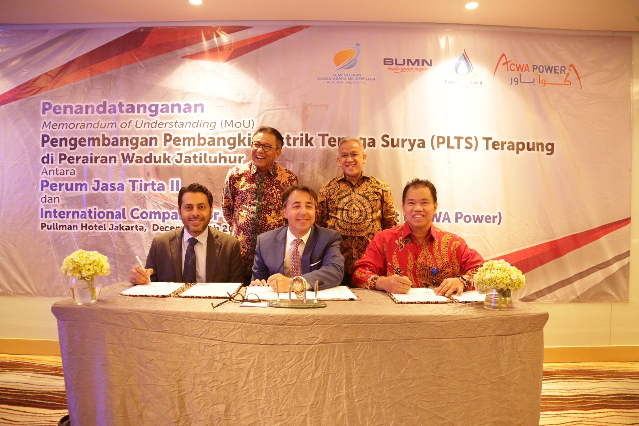 Penandatangan memorandum of understanding (MoU) tentang Pengembangan Potensi  Pembangkit Listrik Tenaga Surya Terapung di Indonesia.