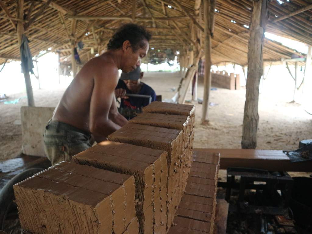 Buruh harian saat mencetak bata di lio milik Sadi Mulyadi di Desa Mekarmulya Karawang, Jawa Barat. 