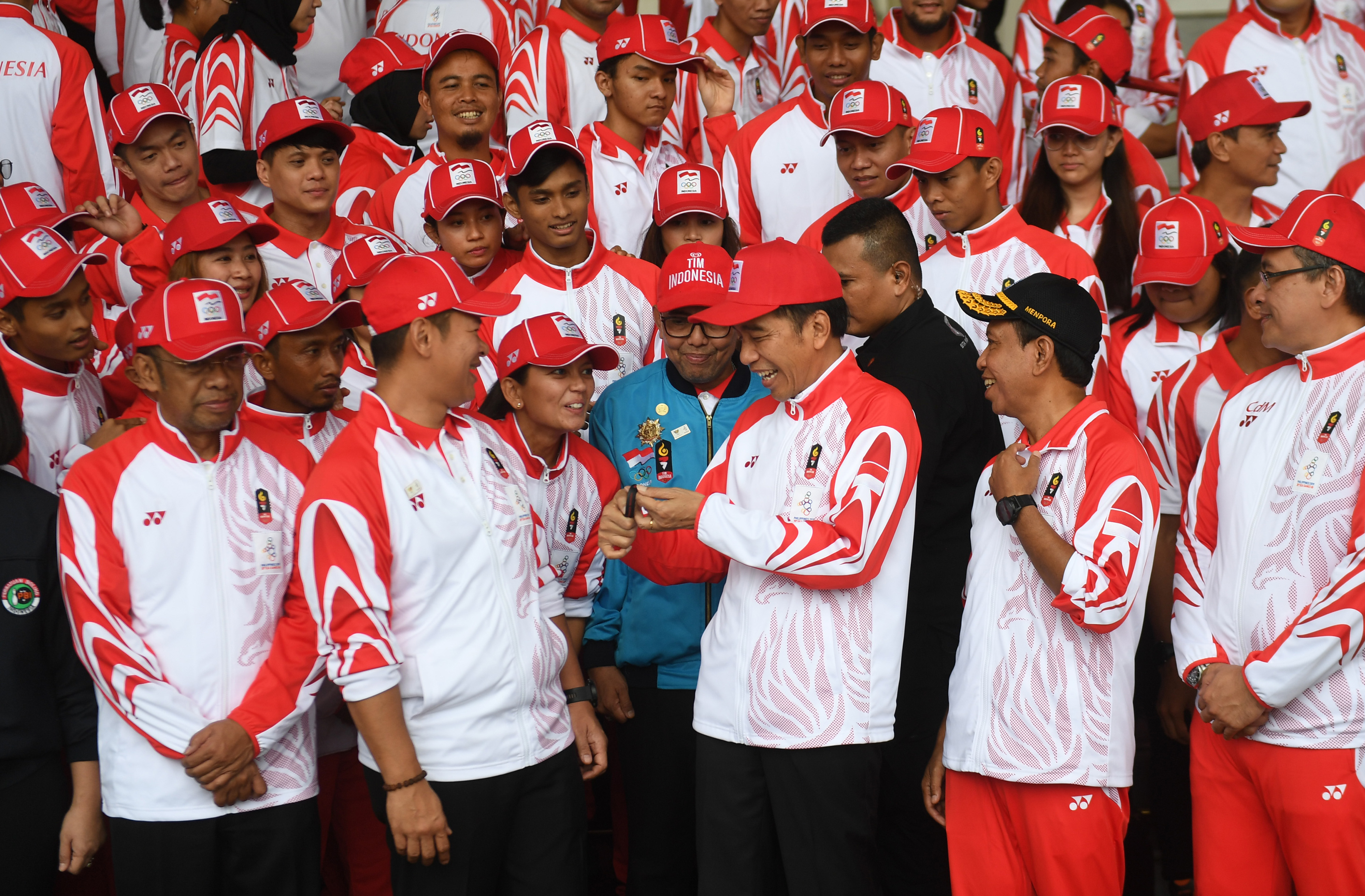  Presiden Jokowi (tengah) menerima gelang dari atlet disaksikan Menpora Zainudin Amali (kedua kanan), dan Ketua KOI Raja Sapta Oktohari.