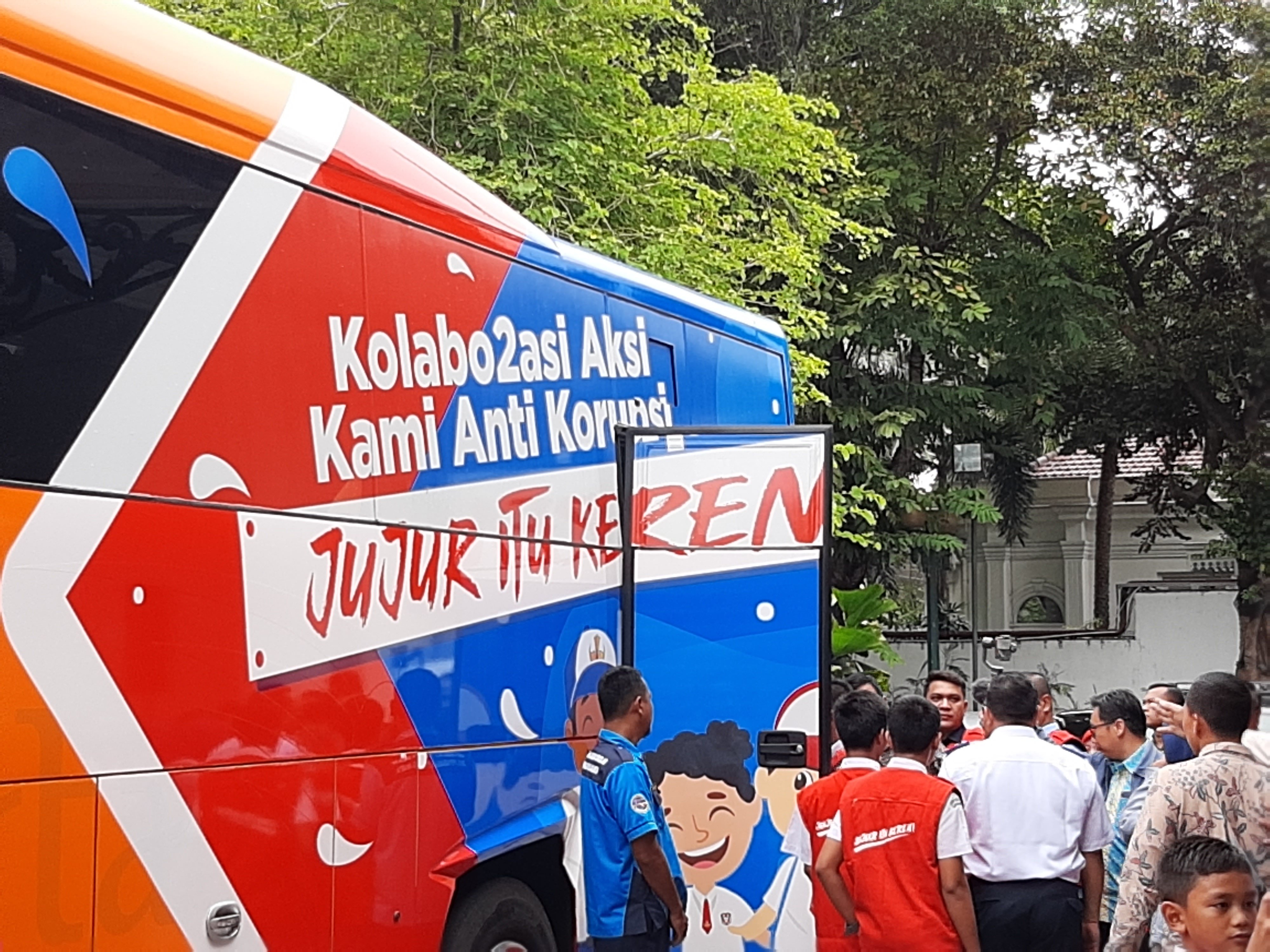 Gubernur DKI Anies Baswedan resmikan bus kampanye antikorupsi di Balai Kota, Selasa (10/12)