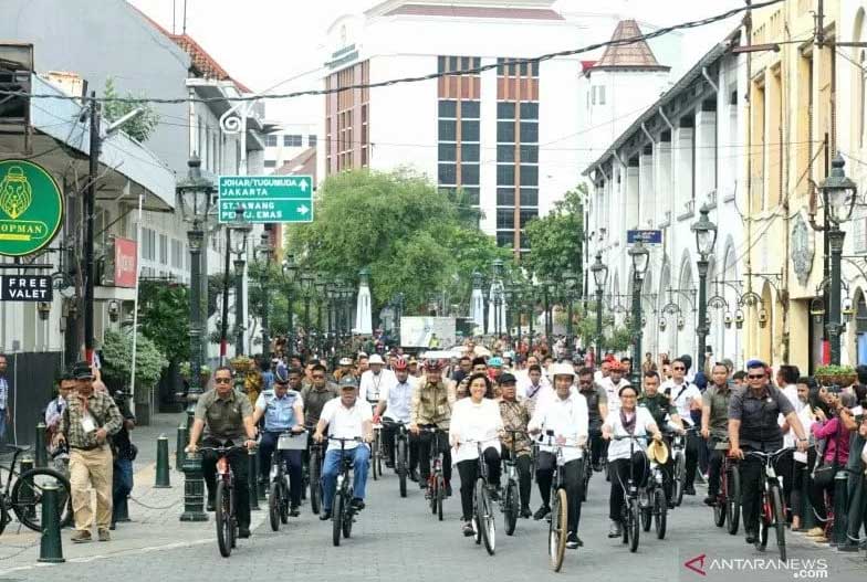 Presiden Joko Widodo bersepeda saat meninjau Kota Lama Semarang 