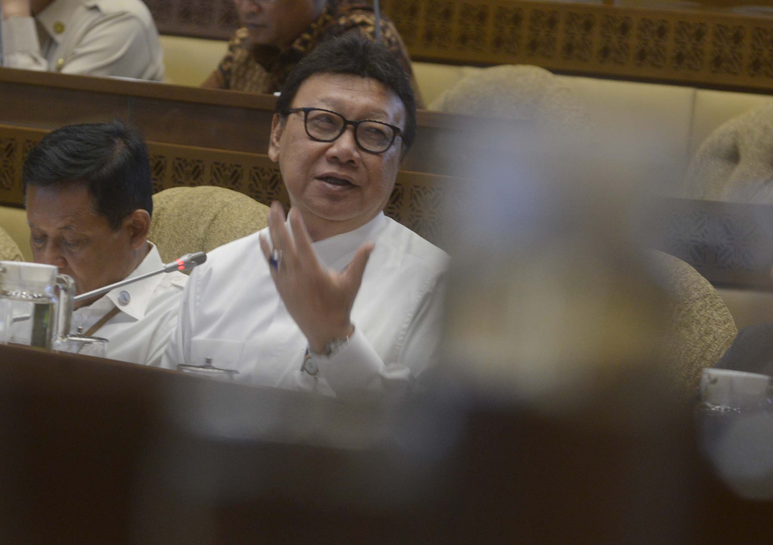 Menteri Pendayagunaan Aparatur Negara dan Reformasi Birokrasi (Menpan RB) Tjahjo Kumolo (kanan) mengikuti rapat kerja dengan Komisi II DPR