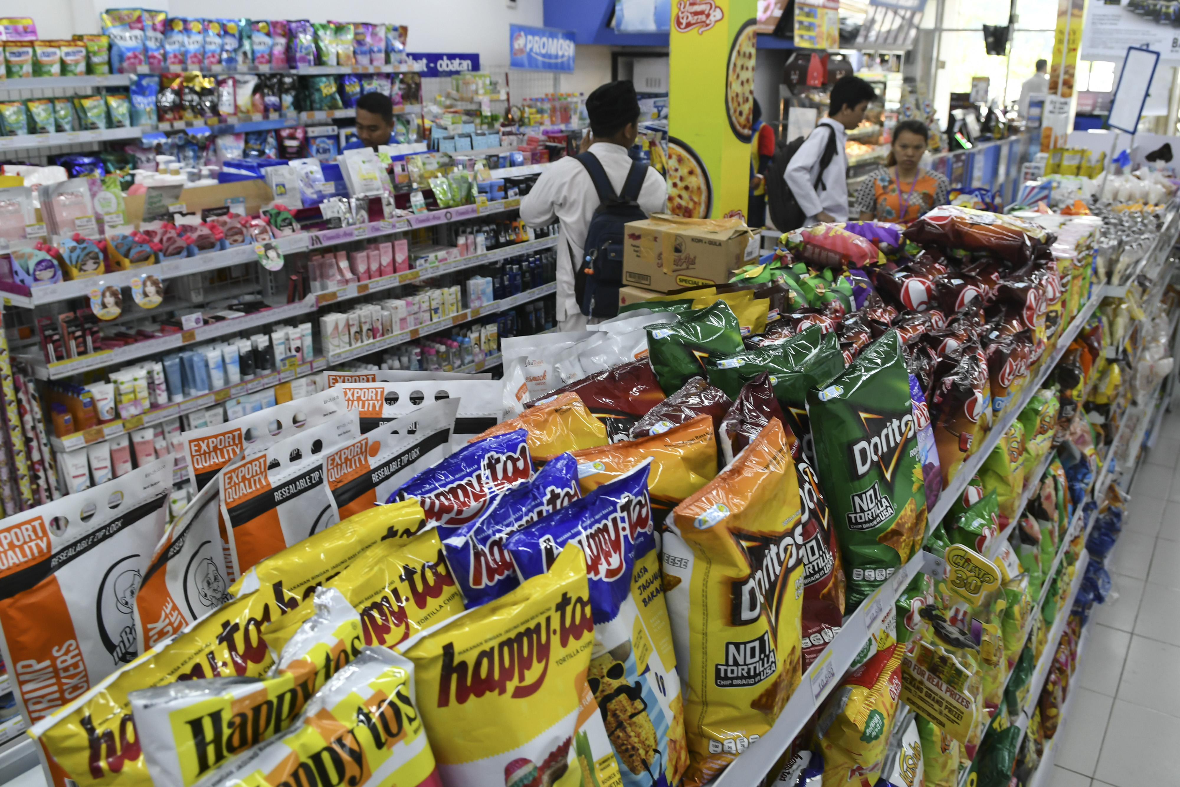 Warga berbelanja di toko retail di Jakarta.