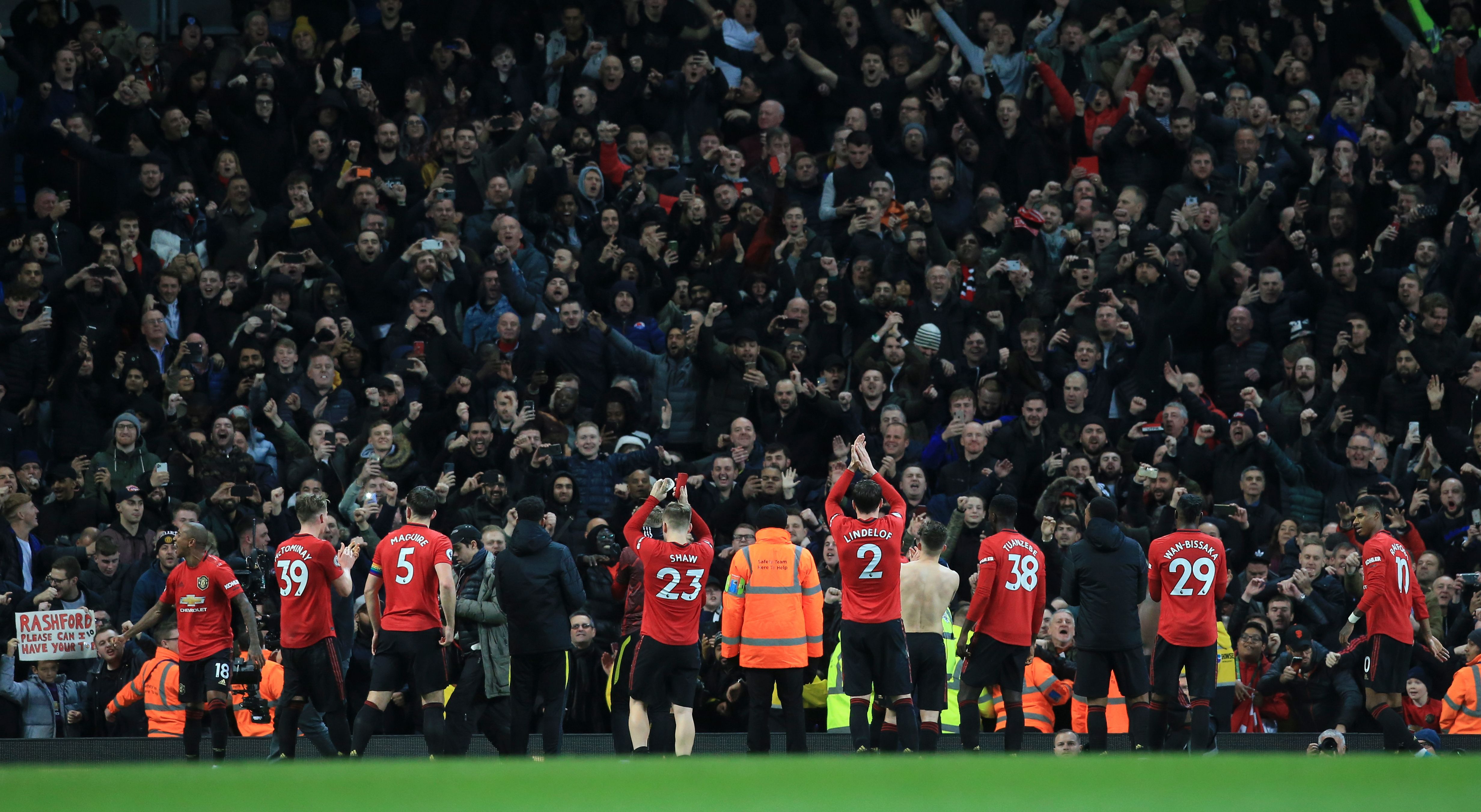 Para pemain Manchester United menyapa pendukung mereka usai menang di laga derby Manchester, Sabtu (7/12) lalu. 