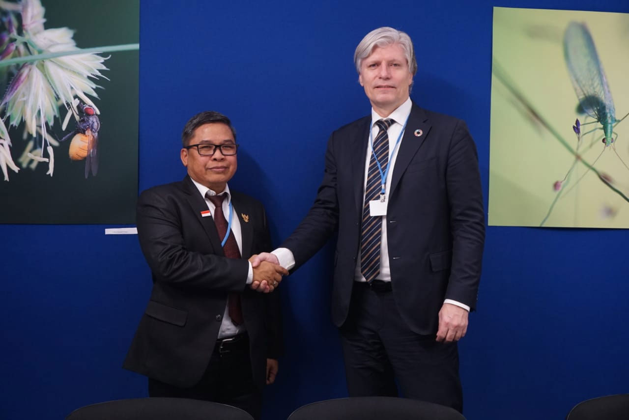  Wakil Menteri Lingkungan Hidup dan Kehutanan Alue Dohong kepada Ola Elvestuen, menteri LH dan iklim Norwegia, pada pertemuan bilateral