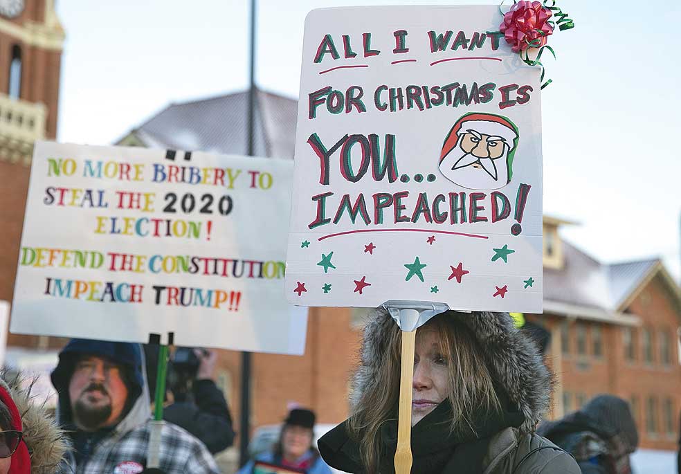 Warga berunjuk rasa menuntut pemakzulan Presiden Amerika Serikat Donald Trump di Monument Park, Battle Creek, Michigan, Amerika Serikat.