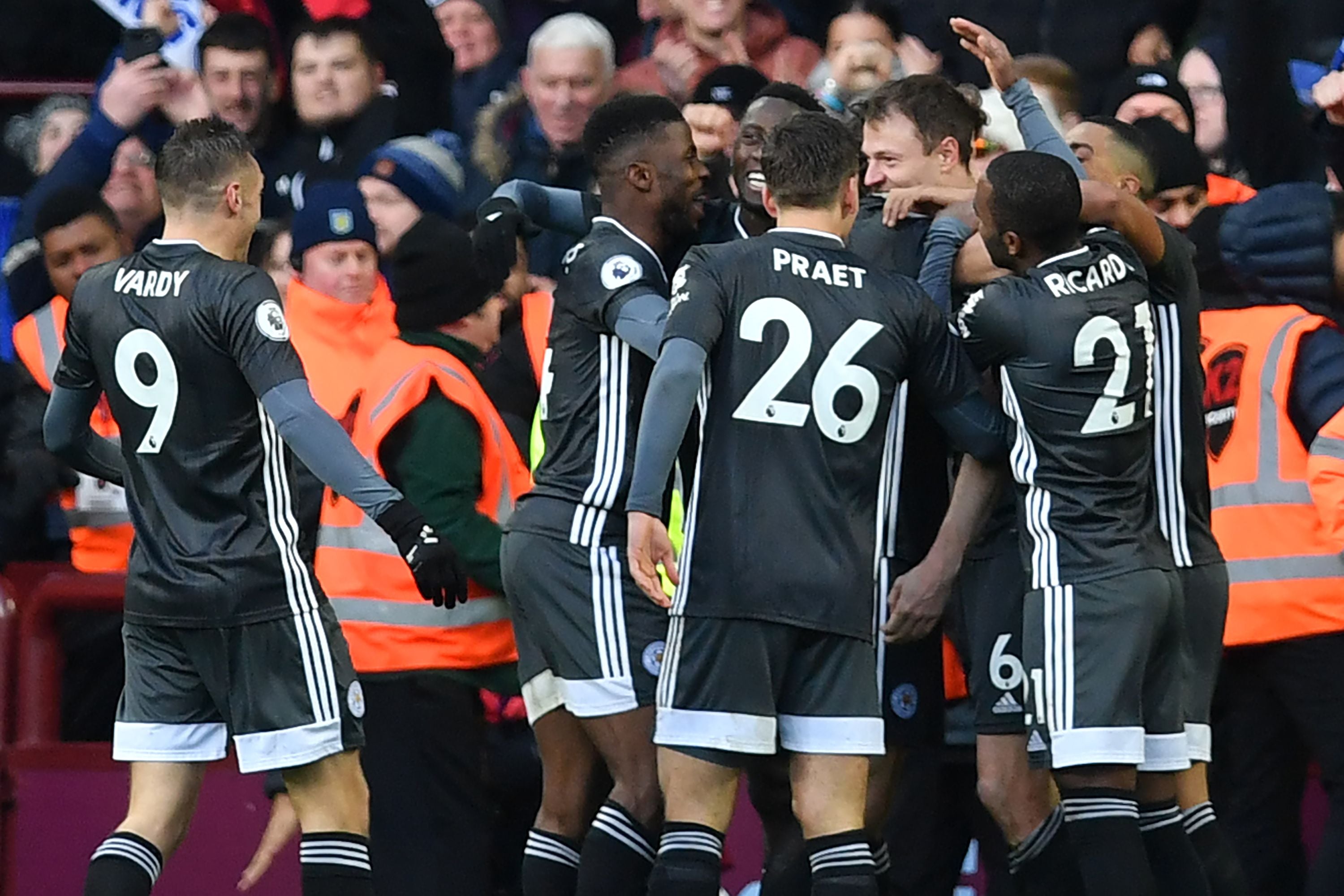 Selebrasi para pemain Leicester City usai mencetak gol ke gawang Aston Villa. 